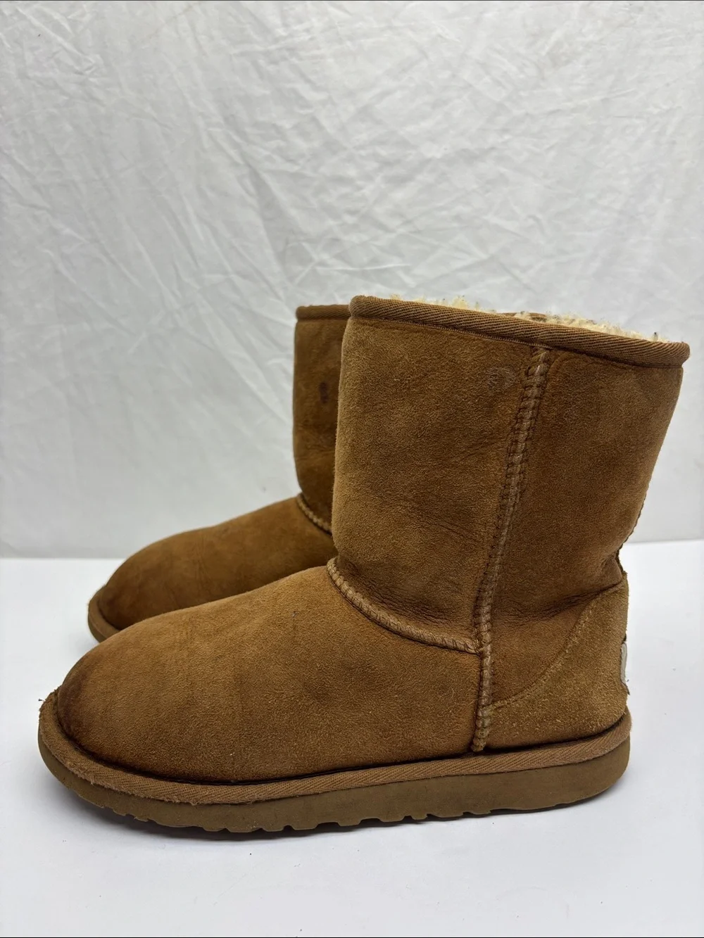 UGG Chestnut Short Suede Shearling Boots, SZ 5 for big girl, box 39
